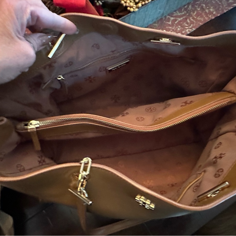 Tory Burch Carter Leather Tote - Picture 5 of 8